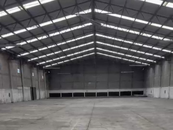 Interior de la bodega de Cuautitlán Izcalli: nave industrial amplia y vacía, con piso de concreto y techo con luminarias